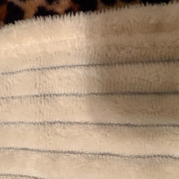 3 Ribbed Cream Throws - Picture 2 of 3